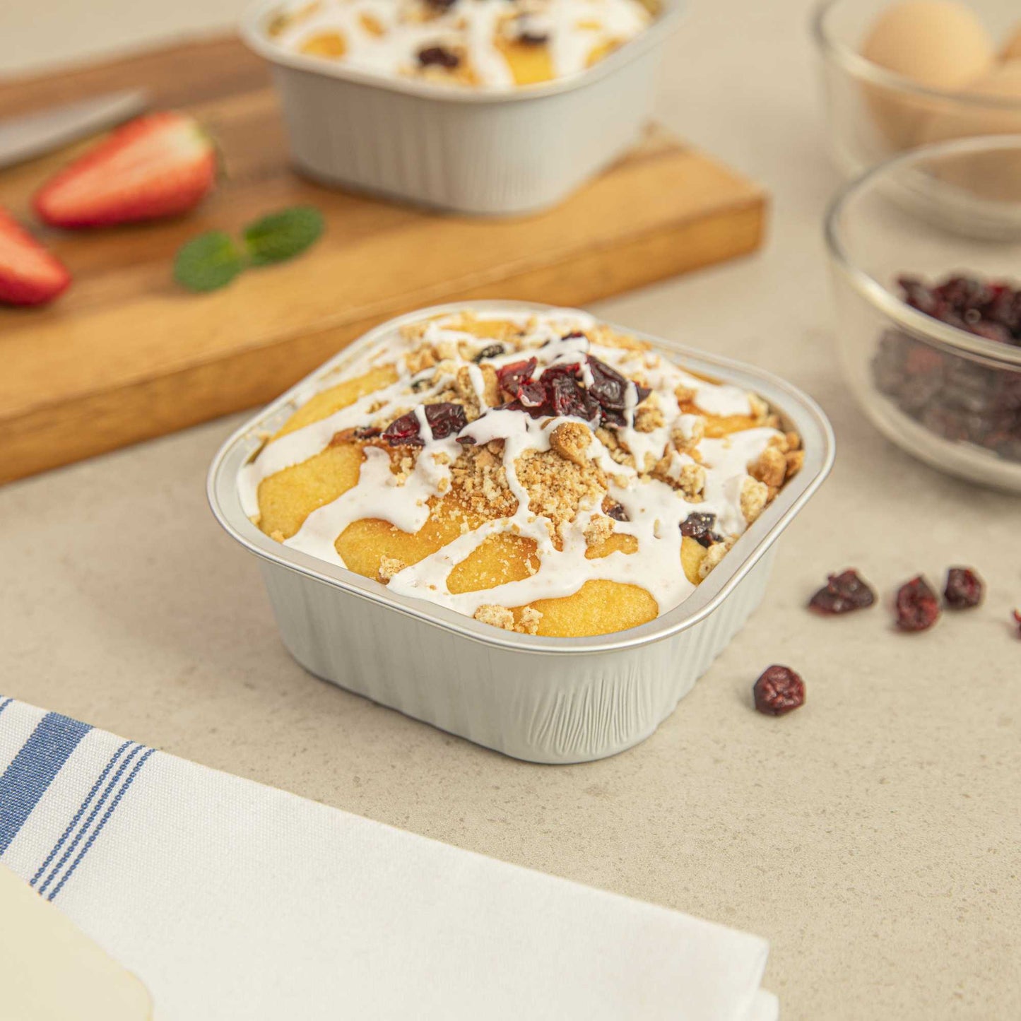 Foil Lux 10 oz Square White Aluminum Baking Cup - 4 1/4" x 4 1/4" x 1 1/2" - 100 count box