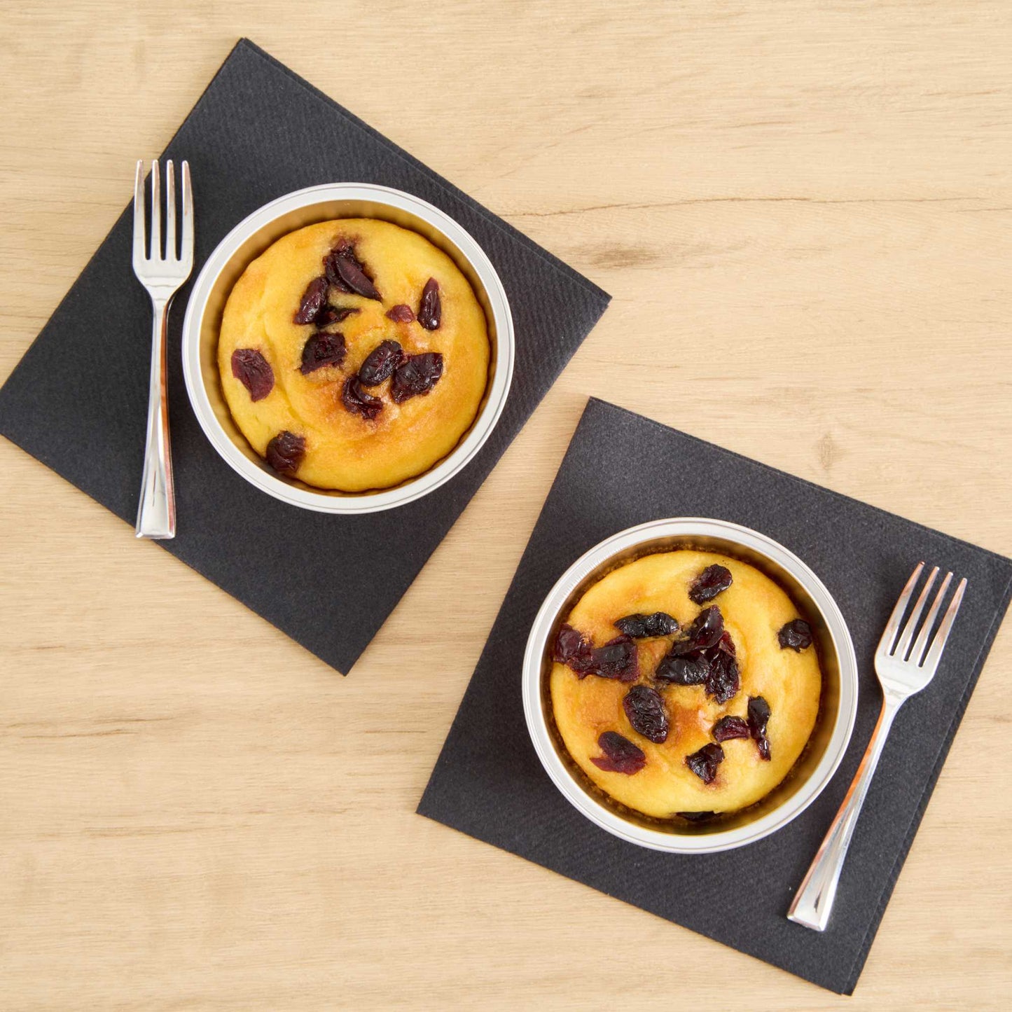 Foil Lux 4 oz Round Orange Aluminum Baking Cup - Lids Available - 3 1/4" x 3 1/4" x 1 1/2" - 100 count box