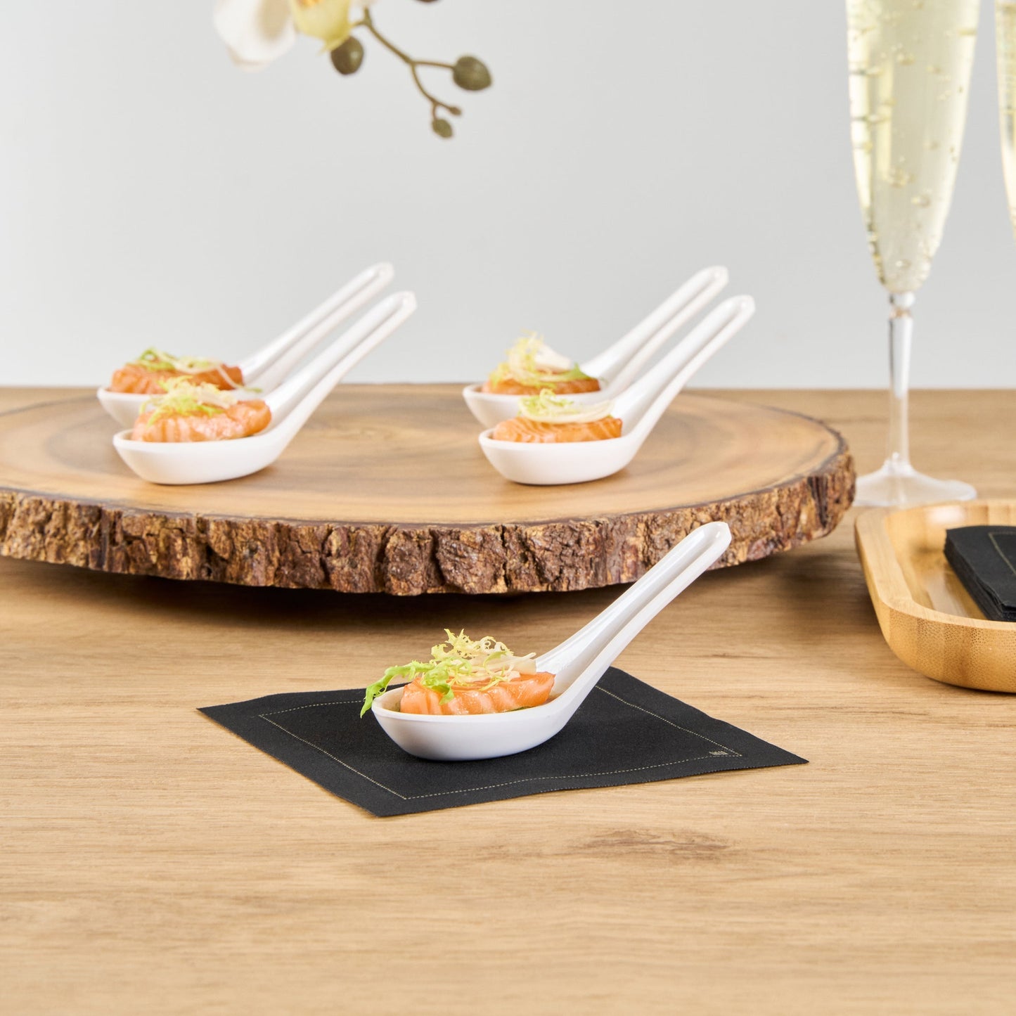 Voga White Melamine Asian Soup Spoon - 4 3/4" x 1 1/2" x 1 1/2" - 10 count box