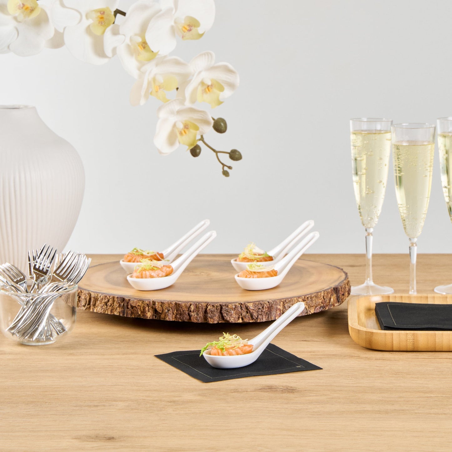 Voga White Melamine Asian Soup Spoon - 4 3/4" x 1 1/2" x 1 1/2" - 10 count box