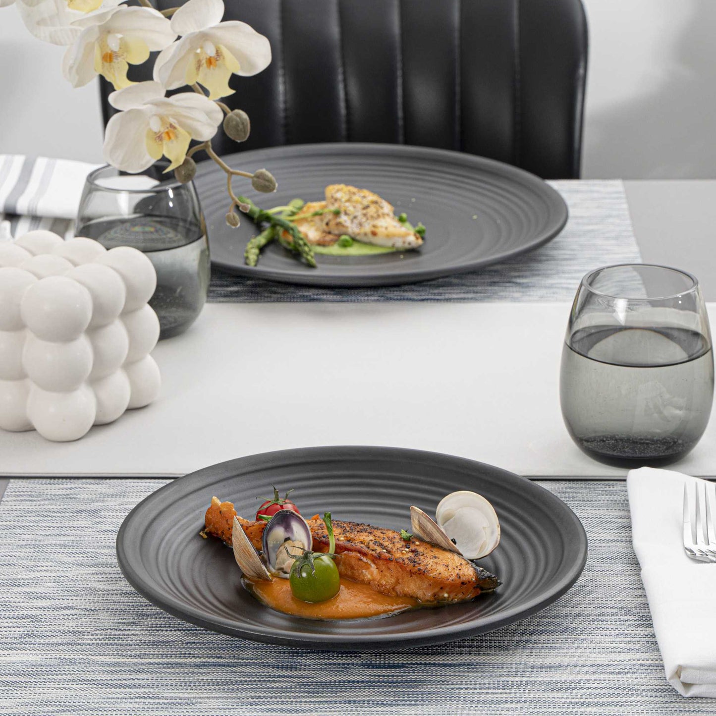 Voga Round Black Melamine Medium Plate - Japonais, Black Stone - 10" x 10" x 1 1/4" - 10 count box