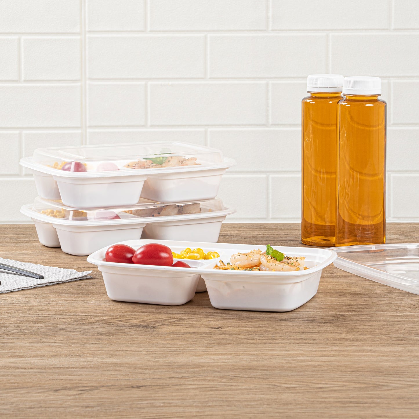 Asporto 26 oz White Plastic 3 Compartment Food Container - with Clear Lid, Microwavable - 8 3/4" x 6" x 1 3/4" - 100 count box