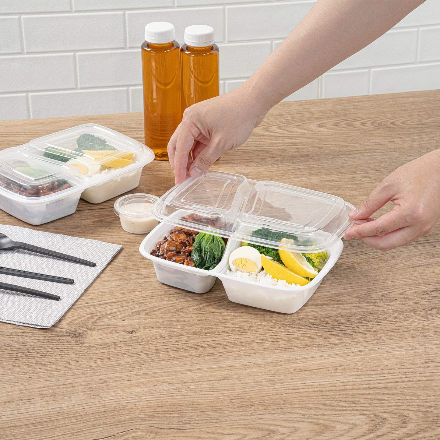 Asporto 32 oz White Plastic 2 Compartment Food Container - with Clear Lid, Microwavable - 8 3/4" x 6" x 2" - 100 count box