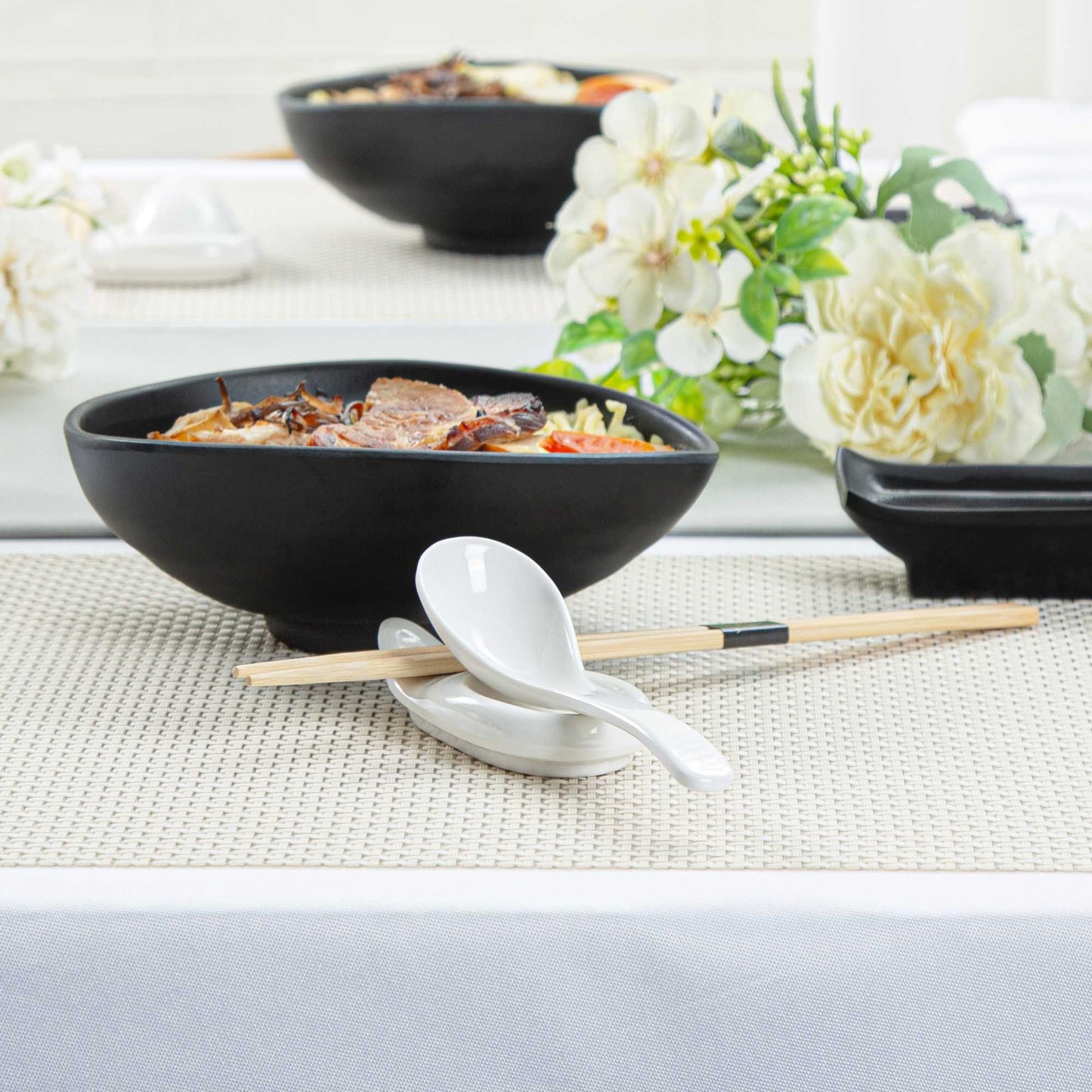 Voga 1 oz White Melamine Chinese Soup Spoon - Classic - 5" x 1 1/2" x 1" - 10 count box
