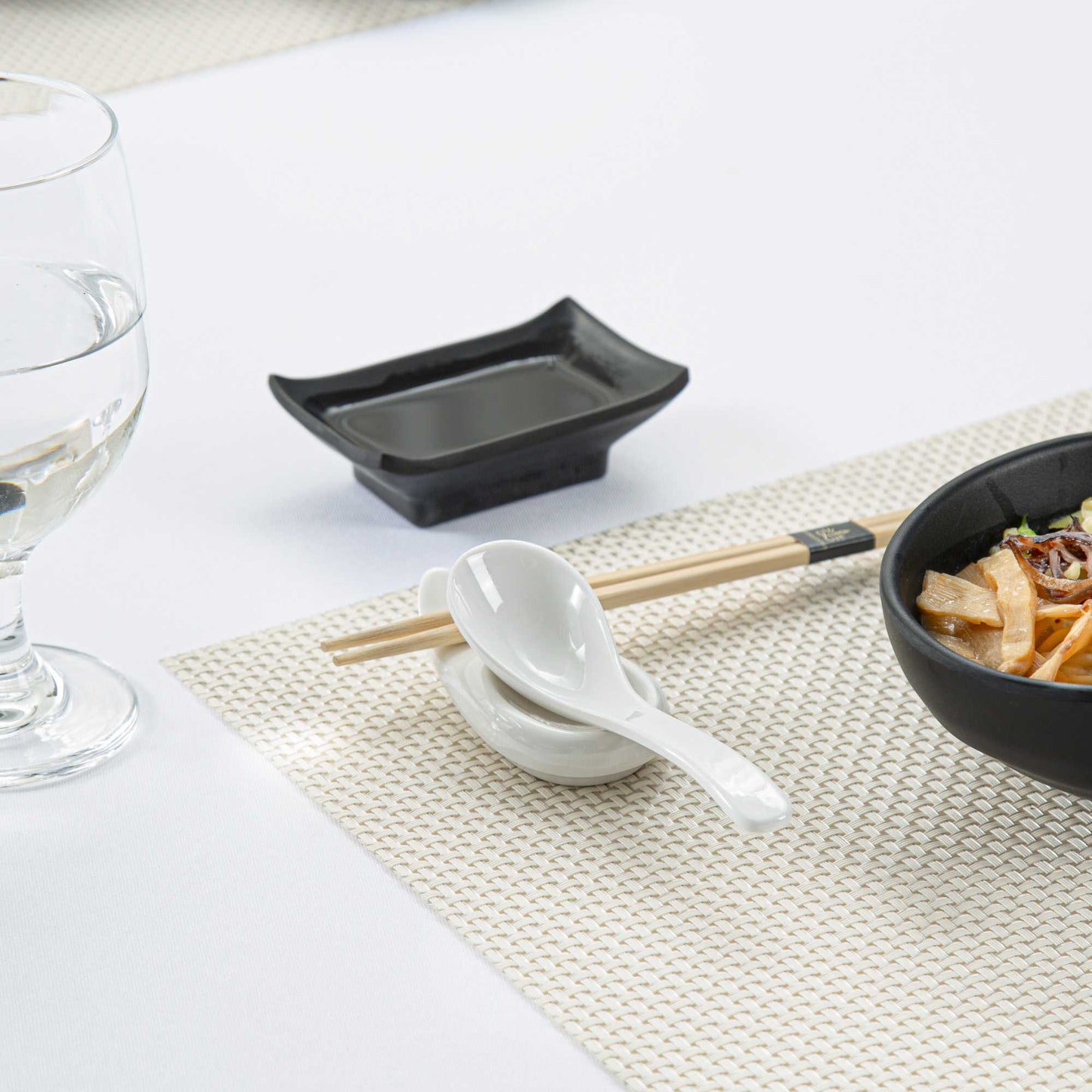 Voga 1 oz White Melamine Chinese Soup Spoon - Classic - 5" x 1 1/2" x 1" - 10 count box