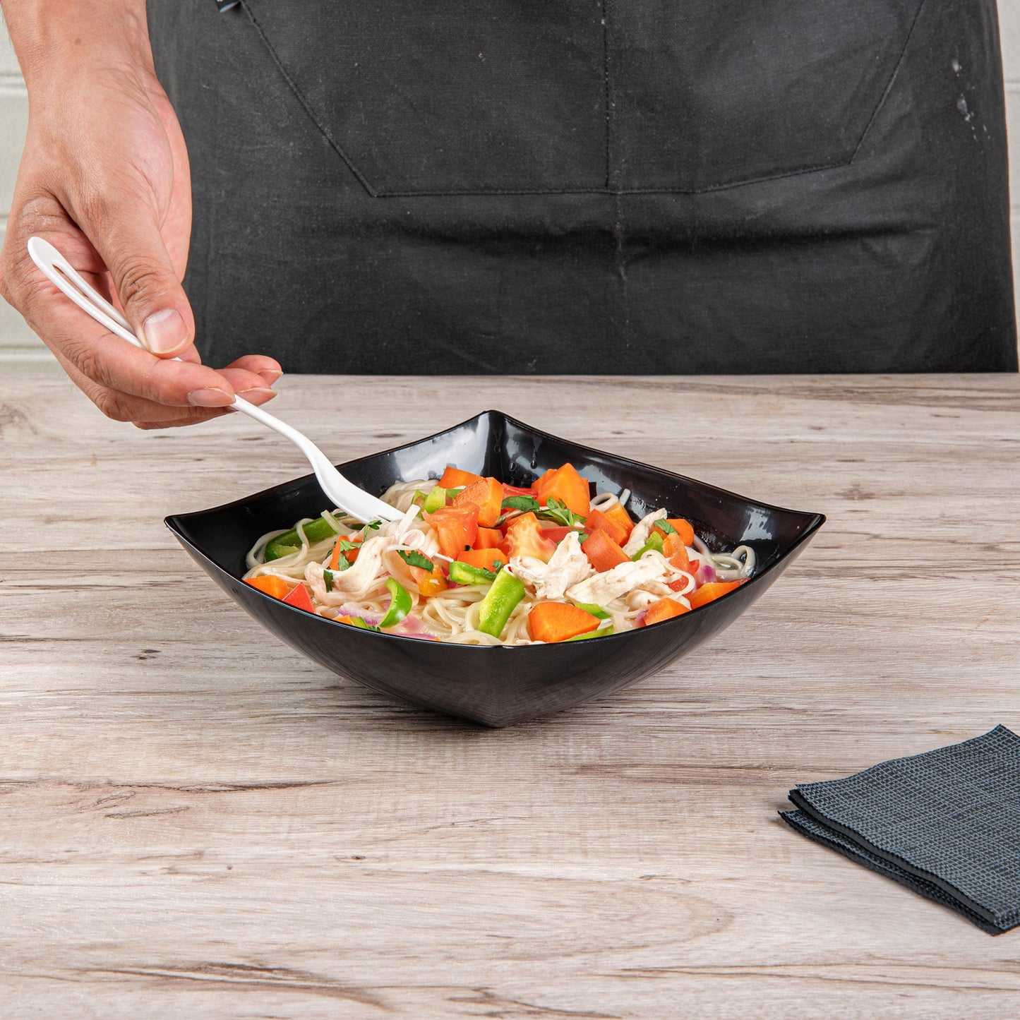 Moderna 32 oz Square Black Plastic Bowl - 7 3/4" x 7 3/4" x 2 1/4" - 100 count box