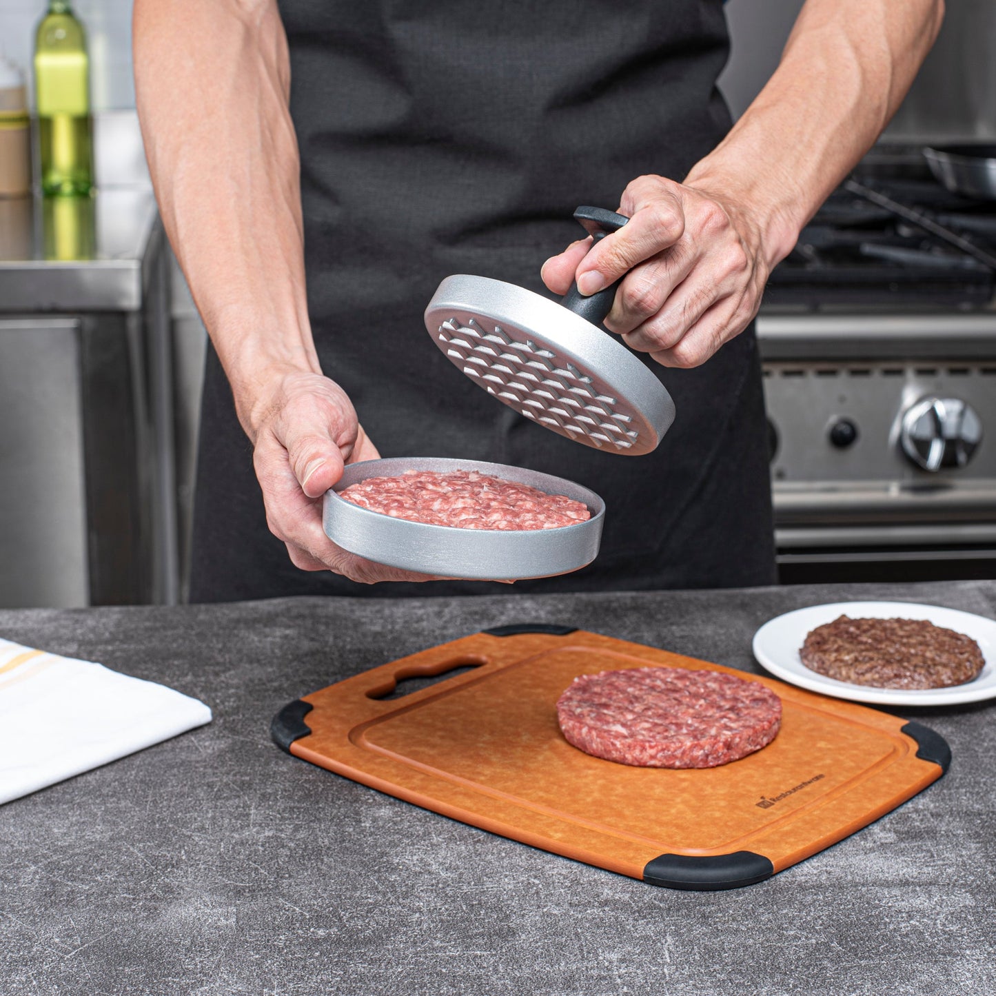 Met Lux Black Aluminum Burger Press - Non-Stick - 4 3/4" x 4 3/4" x 3 1/2" - 1 count box