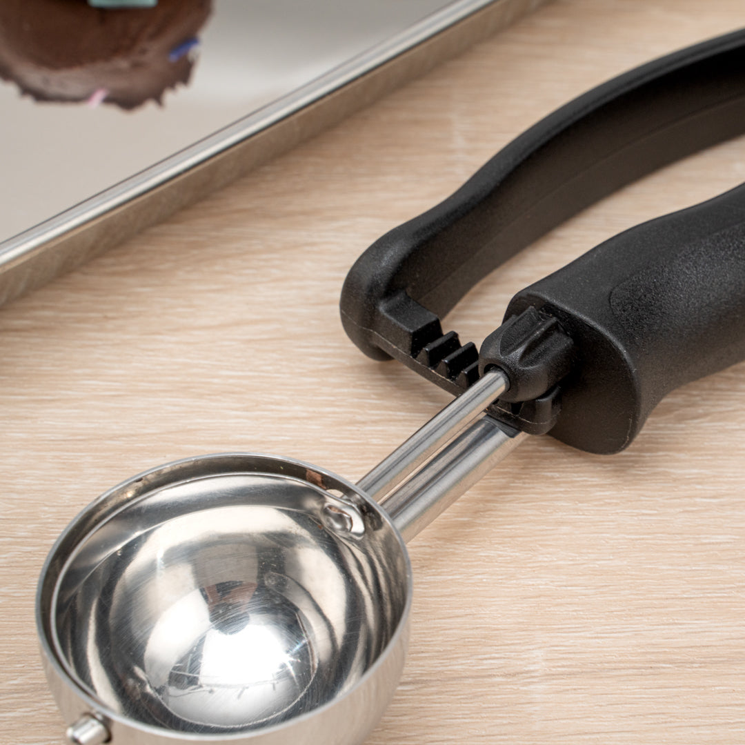 Comfy Grip 1.1 oz Stainless Steel #30 Portion Scoop - with Black Ambidextrous Handle - 1 count box