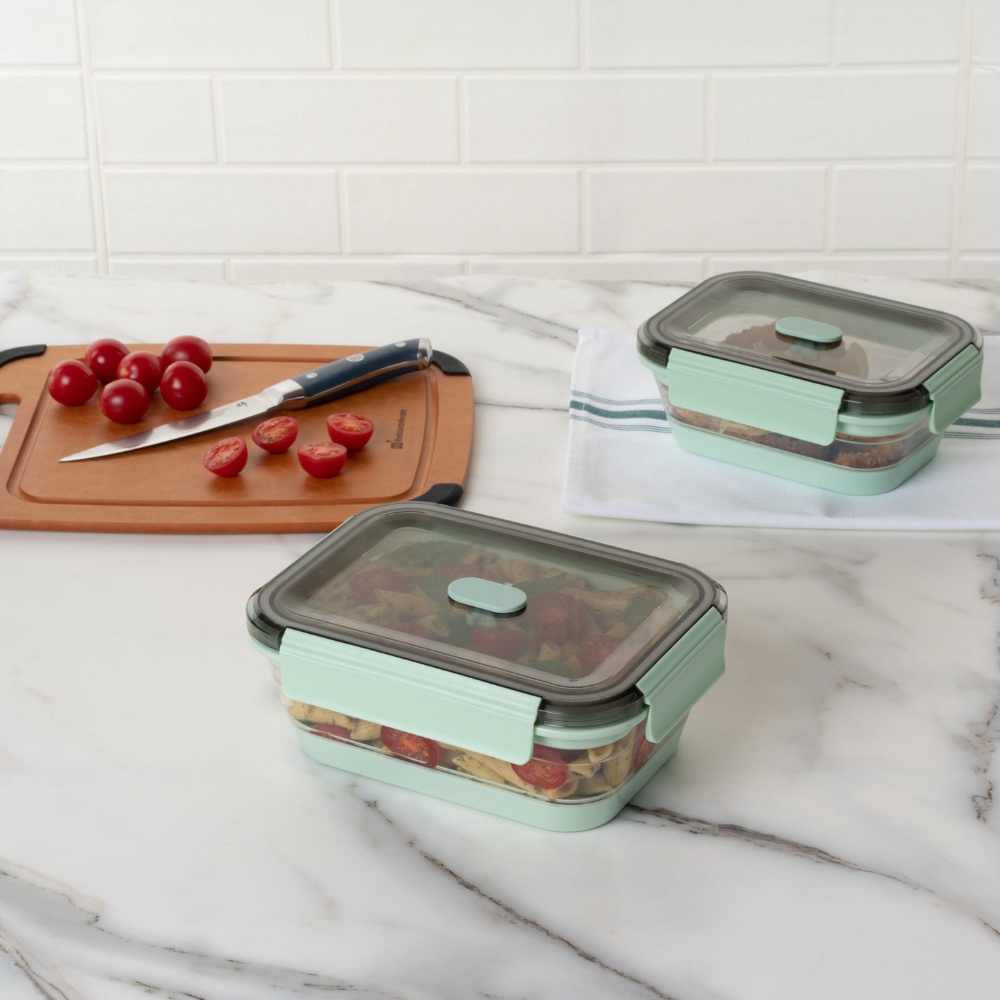 Fresh Hero 40 oz Green Plastic Airtight Food Storage Container - with Vented Lid, Collapsible - 8 1/4" x 6" x 3" - 1 count box