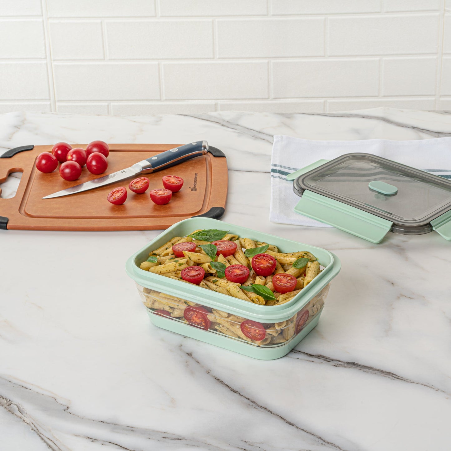 Fresh Hero 40 oz Green Plastic Airtight Food Storage Container - with Vented Lid, Collapsible - 8 1/4" x 6" x 3" - 20 count box