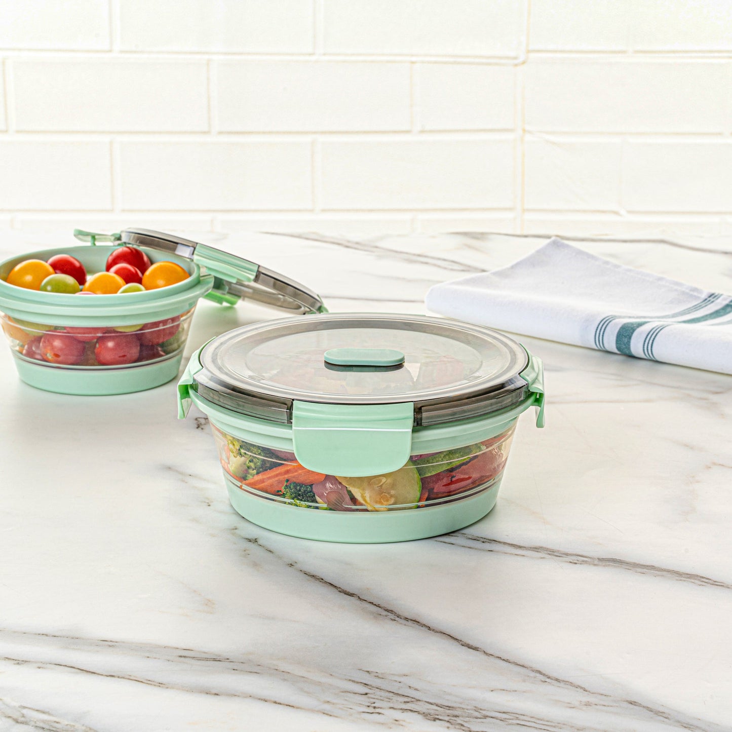 Fresh Hero 27 oz Green Plastic Airtight Food Storage Container - with Vented Lid, Collapsible - 6 3/4" x 6 3/4" x 2 3/4" - 1 count box