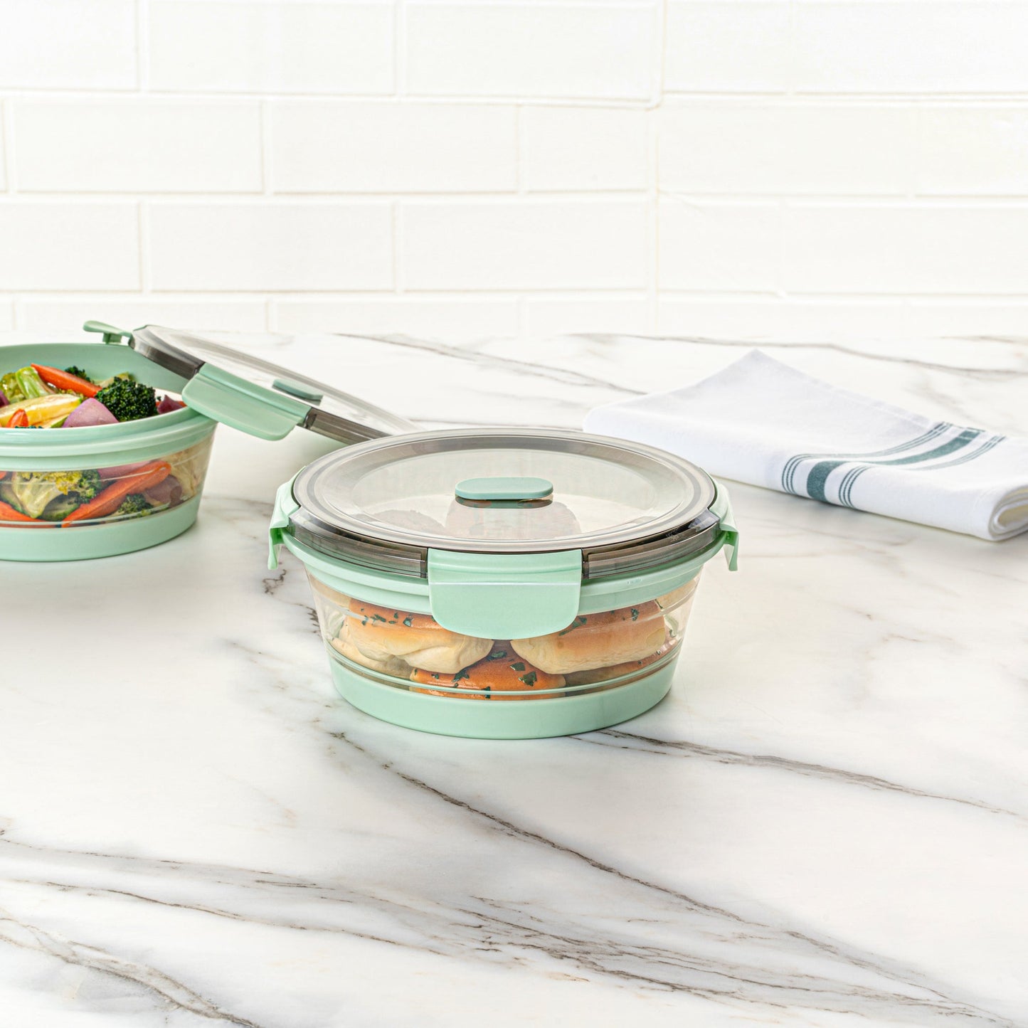 Fresh Hero 34 oz Green Plastic Airtight Food Storage Container - with Vented Lid, Collapsible - 7 1/4" x 7 1/4" x 3" - 1 count box