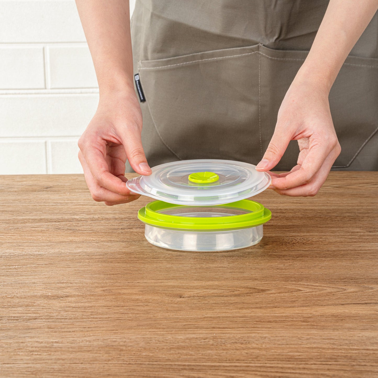Fresh Hero 16 oz Green Silicone Airtight Food Storage Container - with Vented Lid, Collapsible - 5 3/4" x 5 3/4" x 2 3/4" - 20 count box