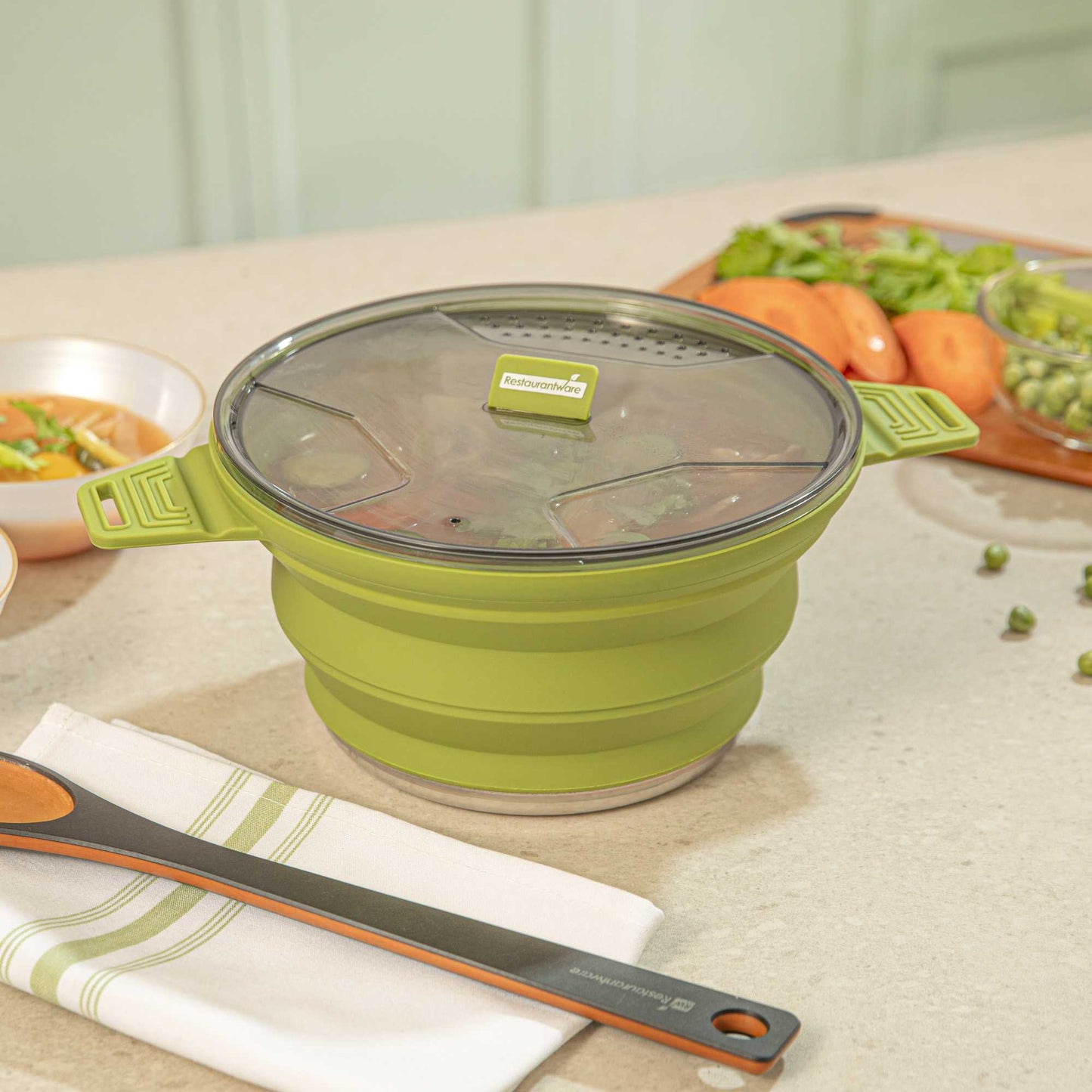 Hi Tek 2.5L Green Silicone Collapsible Pot - with Lid - 12 1/2" x 8 3/4" x 4 3/4" - 1 count box