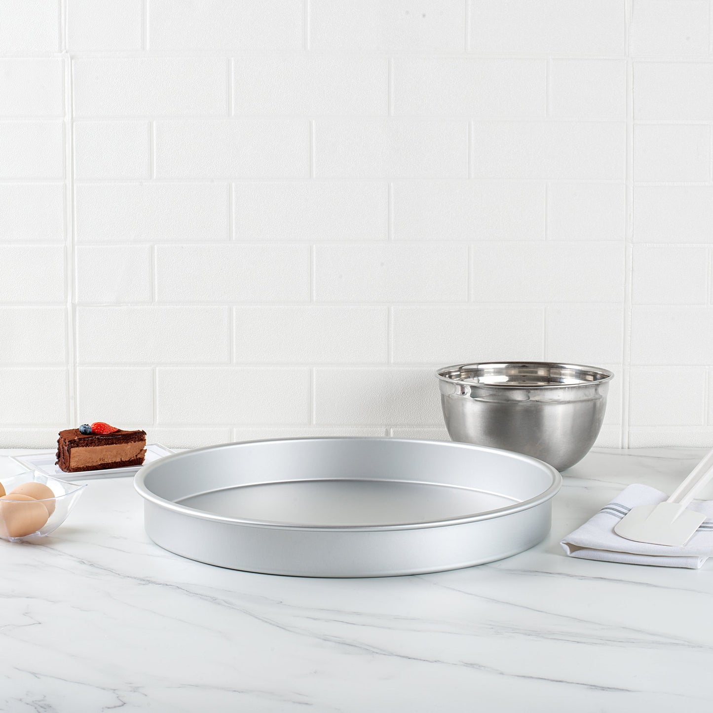 Met Lux Round Aluminum Straight-Sided Cake Pan - 16" x 16" x 2" - 1 count box