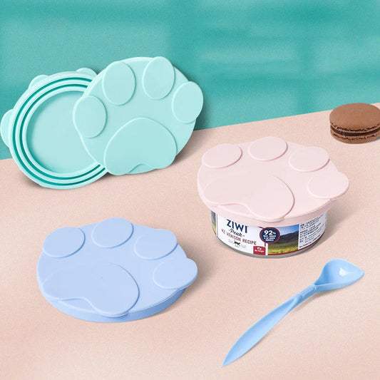Portable Silicone 2-in-1 Pet Can Lid with Spoon – Food Sealer & Fresh-Keeping Cover for Cats & Dogs (Fits Most Cans)
