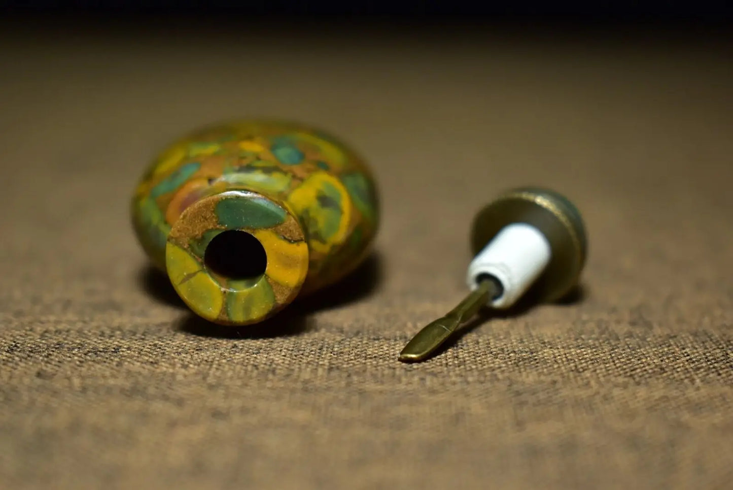Chinese Classic Natural Agate Snuff Bottle – Carved Exquisite Patterns