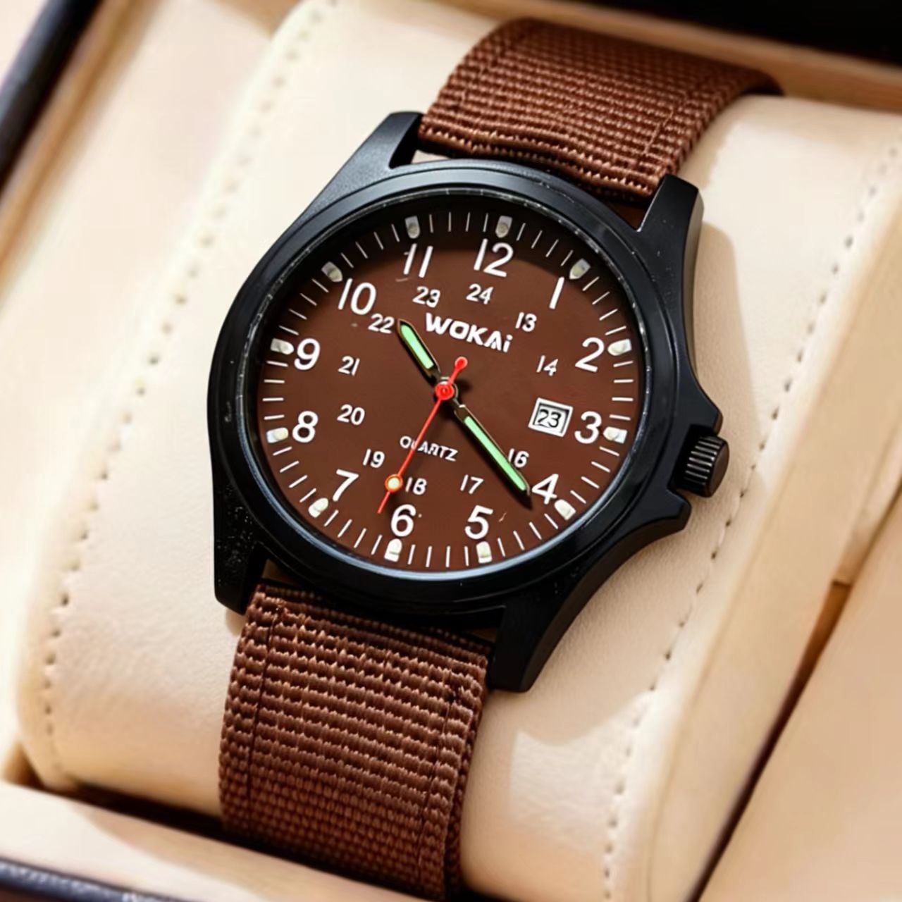 Sporty Nylon Strap Mens Quartz Watch Minimalist Design