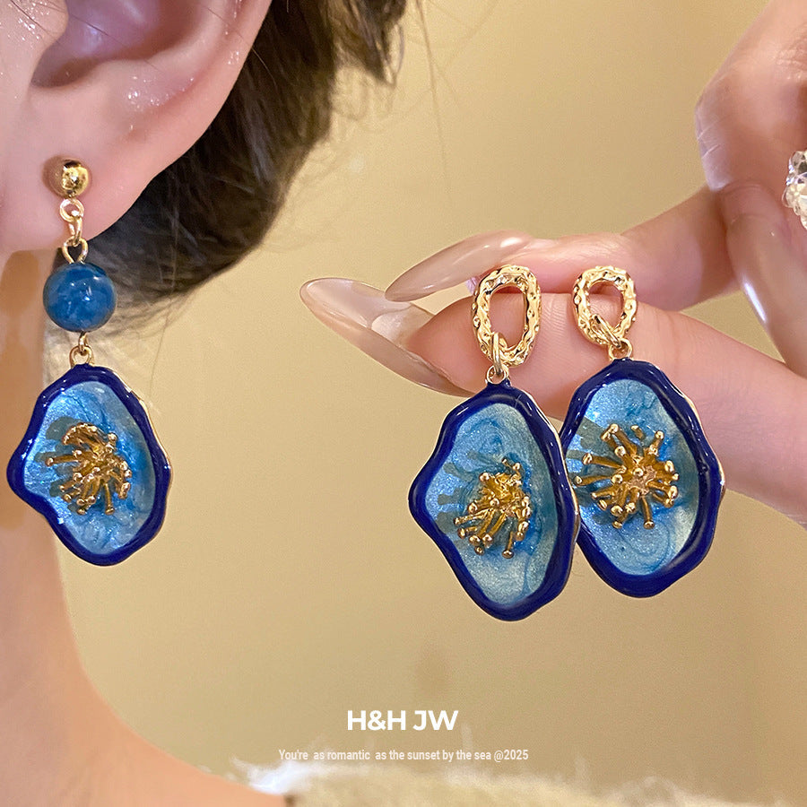 Retro Court-style Stud Earrings Subtly Luxurious And Exuding A Sense Of Sophistication