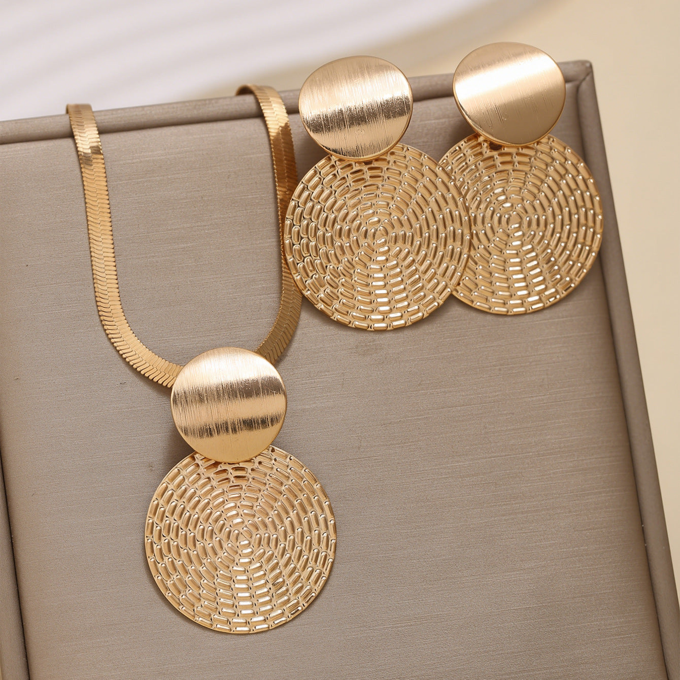 Cross-border European American Exaggerated Round Jewelry Set, Retro Premium Texture Metal Geometric Matching Necklace & Stud Earrings For Women