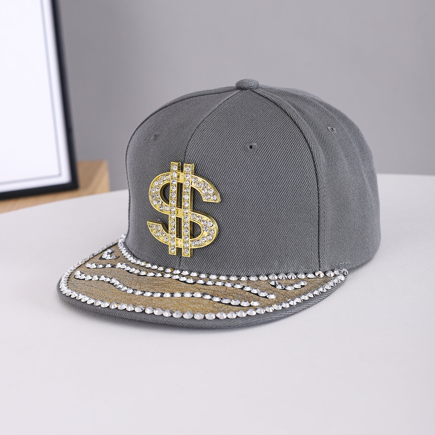 Suitable For Both Men And Women, This Metal Stud Jewelry Features A Wave-shaped Set Of Diamonds. The Hat Has A Flat Brim And Is Perfect For Individualized Outfits.