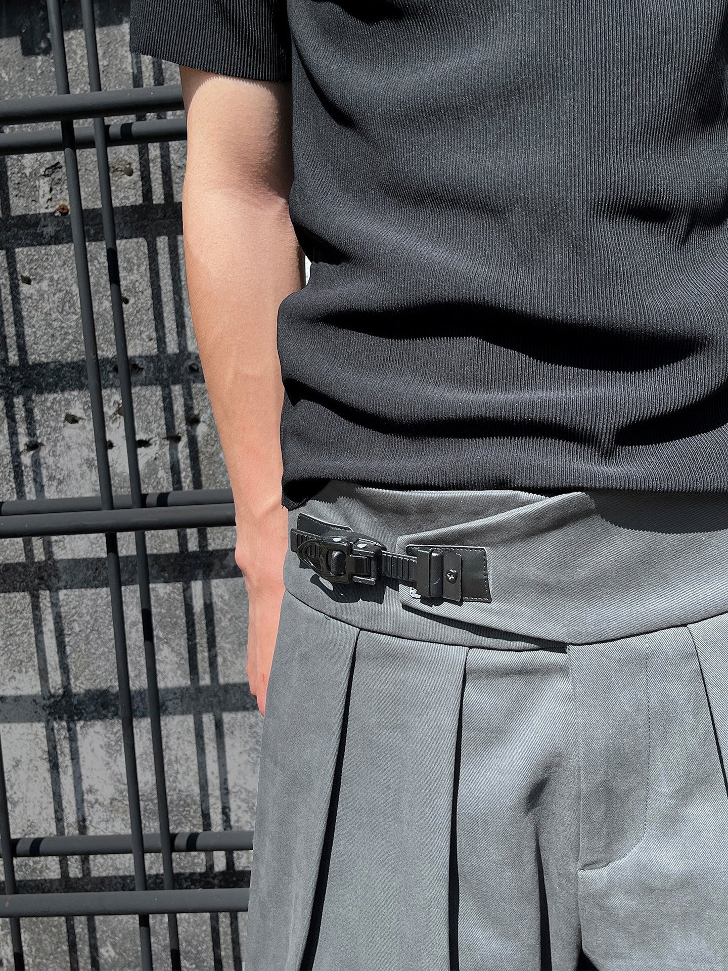 Minimalist-style Mens Tapered Trousers With Double Pleats And A Soft