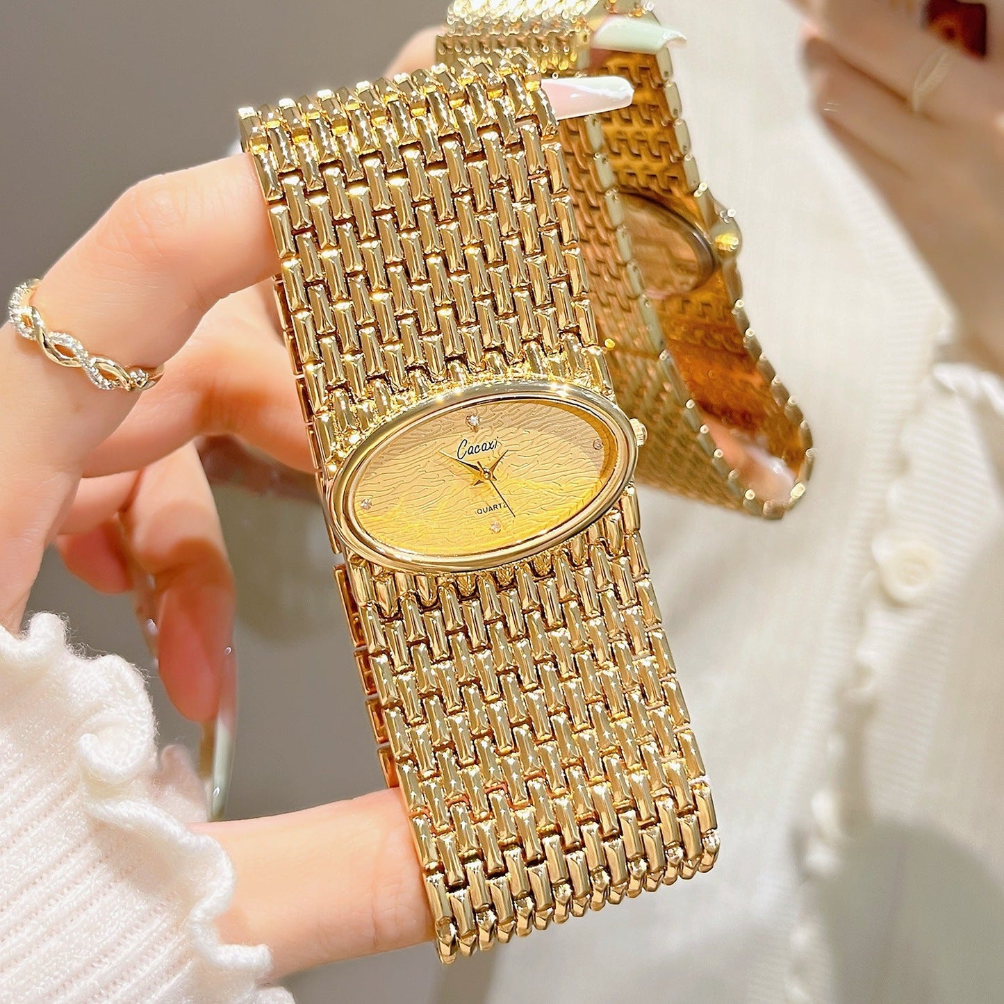 Vintage Quartz Watch For Women Stylish And Trendy