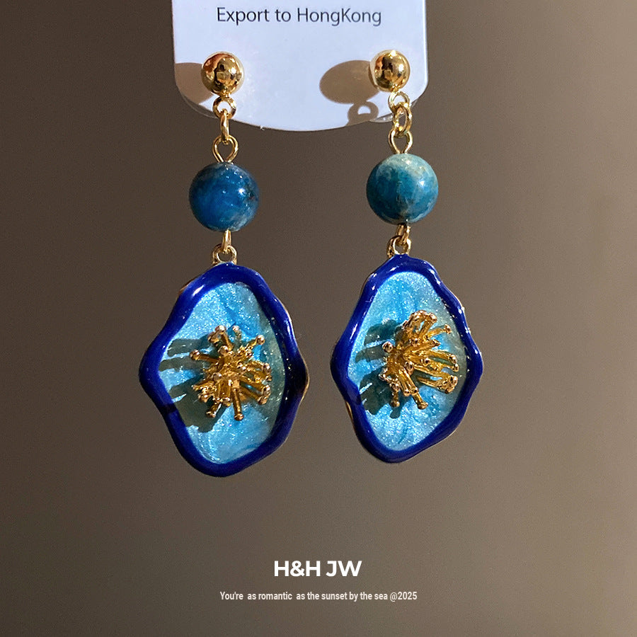 Retro Court-style Stud Earrings Subtly Luxurious And Exuding A Sense Of Sophistication