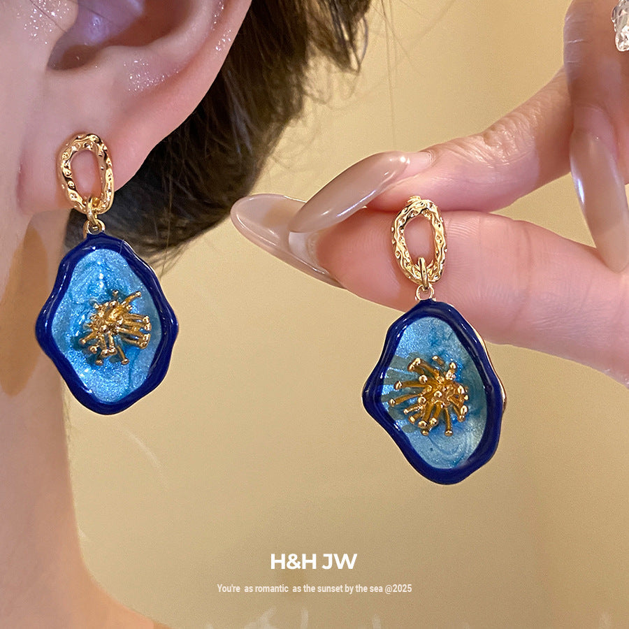 Retro Court-style Stud Earrings Subtly Luxurious And Exuding A Sense Of Sophistication