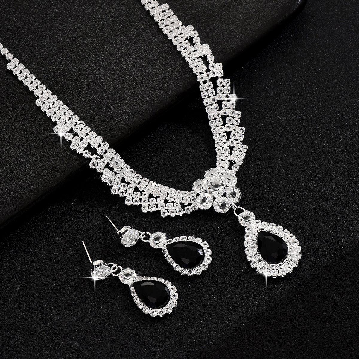 Stylish And Chic Diamond-studded Teardrop Flower Necklace And Earring Set