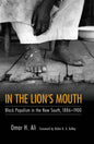 In the Lion's Mouth: Black Populism in the New South, 1886-1900 - Paperback