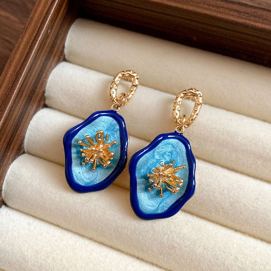 Retro Court-style Stud Earrings Subtly Luxurious And Exuding A Sense Of Sophistication