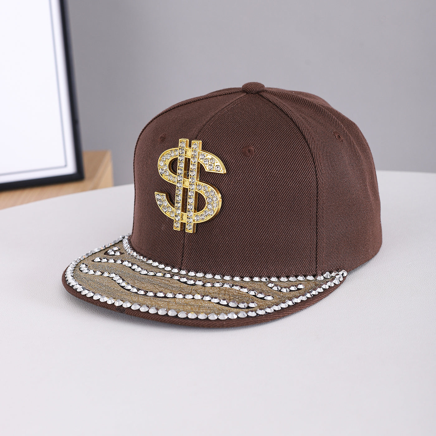 Suitable For Both Men And Women, This Metal Stud Jewelry Features A Wave-shaped Set Of Diamonds. The Hat Has A Flat Brim And Is Perfect For Individualized Outfits.