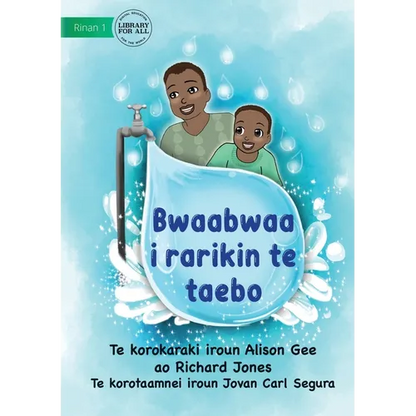 Papa at the Tap - Bwaabwaa i rarikin te taebo (Te Kiribati) - Paperback