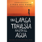 Una Larga Travesía Hasta El Agua: Basada En Una Historia Real (a Long Walk to Water Spanish Edition) - Hardcover